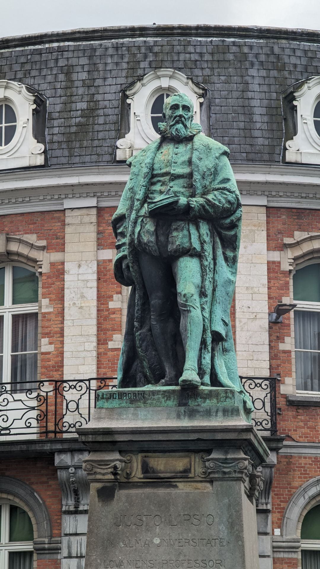 Monument à Juste Lipse, showing.a copper man on a plinth
