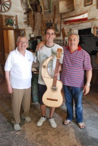 Andy with Crispin Attard (luthier, left) and Kalċidon Vella (prim kitarrist, right)  in Crispin's workshop